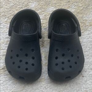 TODDLER BLACK CROCS